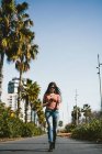 Teenie-Mädchen spaziert an einem sonnigen Tag glücklich durch die Straßen der Stadt — Stockfoto