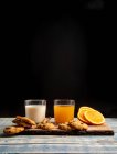 Gläser neben Obst und Kekse auf dem Tisch neben Serviette — Stockfoto