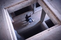 Anonymer Mann tanzt in schäbigem Gebäude, Blick aus dem hohen Winkel — Stockfoto