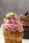 Délicieux cupcakes maison sur fond flou — Photo de stock