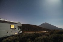 Vista del camper sulla montagna Teide e cielo con stelle di notte a Tenerife, Isole Canarie, Spagna — Foto stock