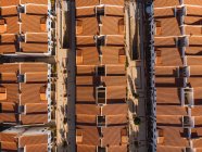 Vista aérea de tejados de edificios con líneas rectas de calles a la luz del sol, Gran Canaria - foto de stock