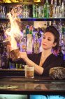 Cocktail di spruzzi di barista in bar — Foto stock