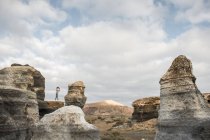 Анонімна жінка фотографує кам'янисту місцевість — стокове фото