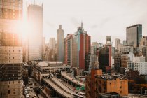 Blick auf die Stadt New York mit modernen Wolkenkratzern im Viertel, die mit hellem Sonnenlicht beleuchtet sind — Stockfoto