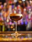 Verre élégant avec délicieux cocktail au chocolat placé sur le comptoir dans un bar moderne — Photo de stock