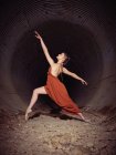 Молода балерина крутиться в трубі — стокове фото