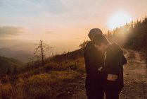 Романтична гомосексуальна пара обіймає шлях у горах у сонячний день — стокове фото