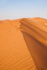 Dunas en arena del desierto - foto de stock