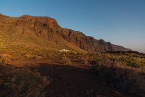 Vista de no vale verde com aldeia perto de falésias em Tenerife, Ilhas Canárias, Espanha — Fotografia de Stock