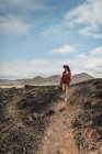 Чувственная женщина возле бурного моря — стоковое фото