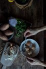 Людина котиться в хлібних крихтах солодкої картоплі — стокове фото