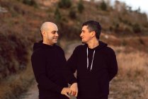 Romantisches homosexuelles Paar zu Fuß auf Pfaden in der Natur — Stockfoto