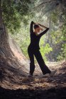 Junge Ballerina tanzt im Wald — Stockfoto
