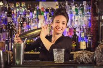 Fröhlicher Barmann schüttelt Cocktail — Stockfoto