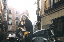 Молода жінка на нетиповому мотоциклі — стокове фото