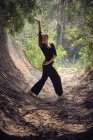 Молода балерина танцює в лісі — стокове фото