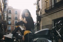 Молода жінка на нетиповому мотоциклі — стокове фото