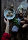 Persona che rotola nel pane grattugiato patate dolci — Foto stock