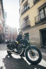 Jovem mulher em moto personalizada — Fotografia de Stock