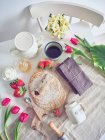 Сніданок з млинцями і полуницею на кухонному столі з квітами — стокове фото