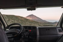 Vista de carro no pitoresco pico da montanha Teide ao pôr do sol em Tenerife, Ilhas Canárias, Espanha — Fotografia de Stock