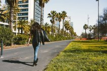 Девочка-подросток счастливо ходит по улицам города в солнечный день — стоковое фото