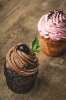 Deliciosos cupcakes caseiros em fundo de madeira rústica — Fotografia de Stock