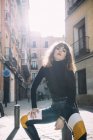 Молодая красивая женщина позирует на улицах Мадрида — стоковое фото