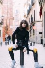 Jeune jolie femme posant dans les rues de Madrid — Photo de stock