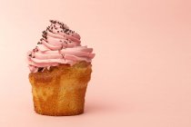 Köstliche hausgemachte Erdbeer-Cupcake auf rosa Hintergrund — Stockfoto