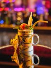 Mug avec cocktail tropical — Photo de stock