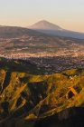 Pintoresca vista de pueblo en valle cerca de montaña Teide y cielo azul en Tenerife, Islas Canarias, España - foto de stock