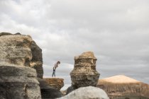 Анонимная женщина фотографирует каменистую местность — стоковое фото