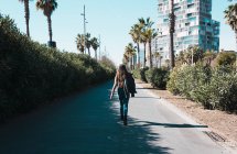 Девочка-подросток счастливо ходит по улицам города в солнечный день — стоковое фото