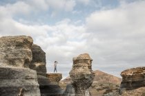 Anonymes weibliches Standing in steinigem Gelände — Stockfoto