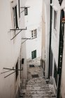 Узкая лестница между зданиями — стоковое фото