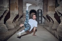 Hombre b-boy bailando en edificio viejo - foto de stock