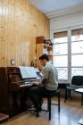 Bonito homem tocando piano durante o ensaio em estúdio de gravação
. — Fotografia de Stock