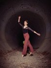 Jeune ballerine filant dans le tuyau — Photo de stock