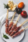 Gressinis com presunto típico espanhol serrano em prato branco com tomate fresco e queijo — Fotografia de Stock