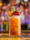 Cocktail decorado com frutas e flores — Fotografia de Stock
