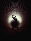 Анонимная балерина танцует в трубе — стоковое фото
