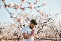 Bärtiger Mann meditiert im Frühlingsgarten — Stockfoto