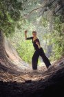 Jovem bailarina dançando na floresta — Fotografia de Stock