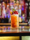 Cocktail mit Früchten und Blume — Stockfoto