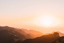 Силуэт гор в ярком солнечном свете на восходе солнца, Тенерифе, Канарские острова, Испания — стоковое фото