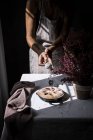 Femme coupe gâteau aux prunes — Photo de stock