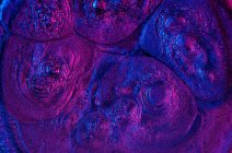 Nahaufnahme von Ferrofluid beleuchtet mit Neonlicht — Stockfoto