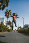 Teenie-Mädchen spaziert an einem sonnigen Tag glücklich durch die Straßen der Stadt — Stockfoto